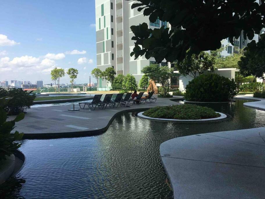 Homenest Jb City Poolview Suite By Cozy Home Johor Bahru Exterior foto